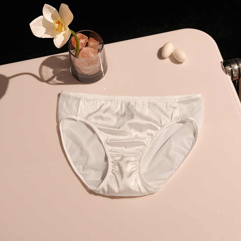 Krūtinėlė iš Mulberry šilko, trikampė puodelio forma, be plieno žiedo, plonas formuojamas puodelis, kvėpuojantis