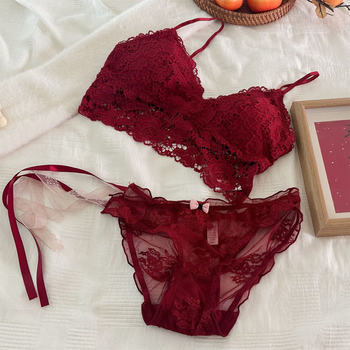 Nailoniniai moteriški apatiniai su trikampio kupeliais, ploni formuoti kupeliai, fiksuoti dvigubi dirželiai, nugaros dizainas