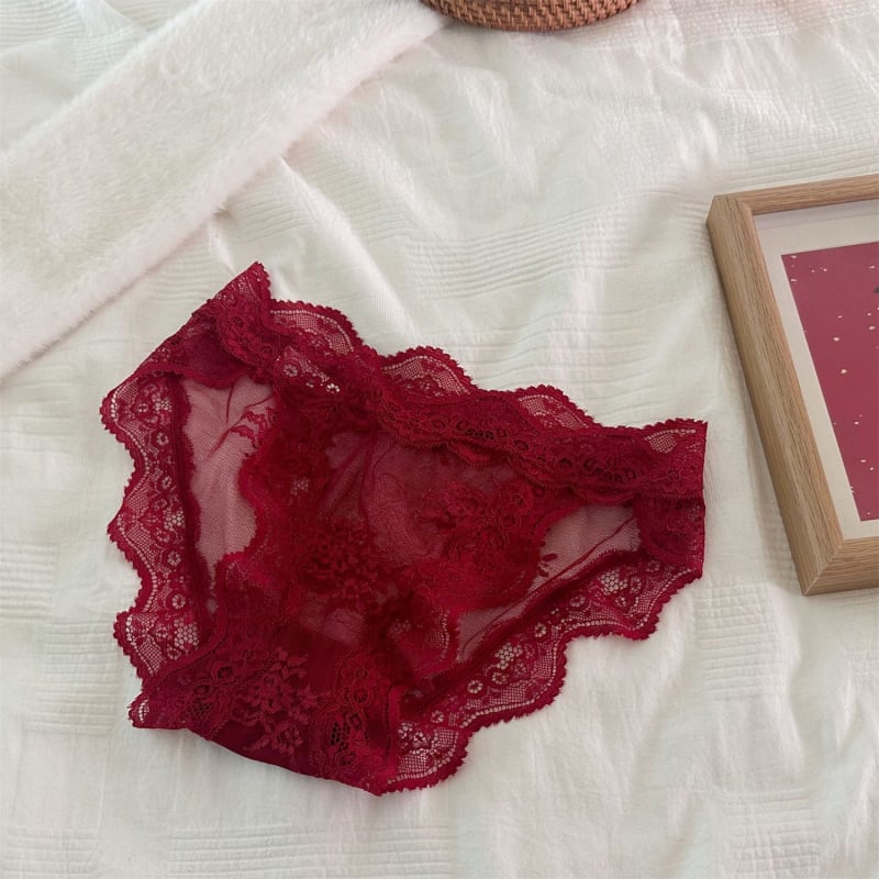 Nailoniniai moteriški apatiniai su trikampio kupeliais, ploni formuoti kupeliai, fiksuoti dvigubi dirželiai, nugaros dizainas