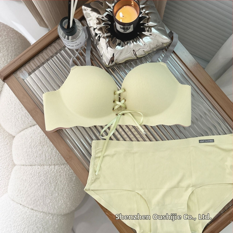 Be siūlių liemenėlė su šoniniu surinkimu, 3/4 taurė, plonos formuojančios taurės, fiksuotos dvigubos petnešėlės