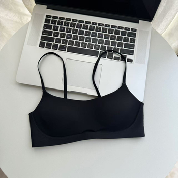 Be siūlių, kvėpuojanti iš nailono; plonas formuojamas kaušelis; fiksuotos dvigubo petnešėlės; užpakalinė dviejų eilių sagtelė; pamušalas iš poliesterio.