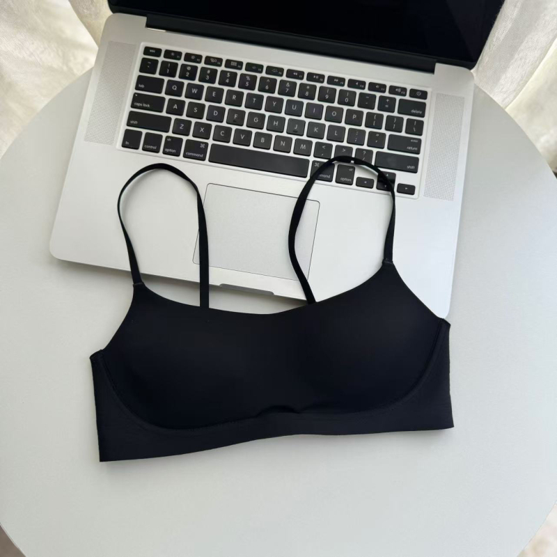 Be siūlių, kvėpuojanti iš nailono; plonas formuojamas kaušelis; fiksuotos dvigubo petnešėlės; užpakalinė dviejų eilių sagtelė; pamušalas iš poliesterio.