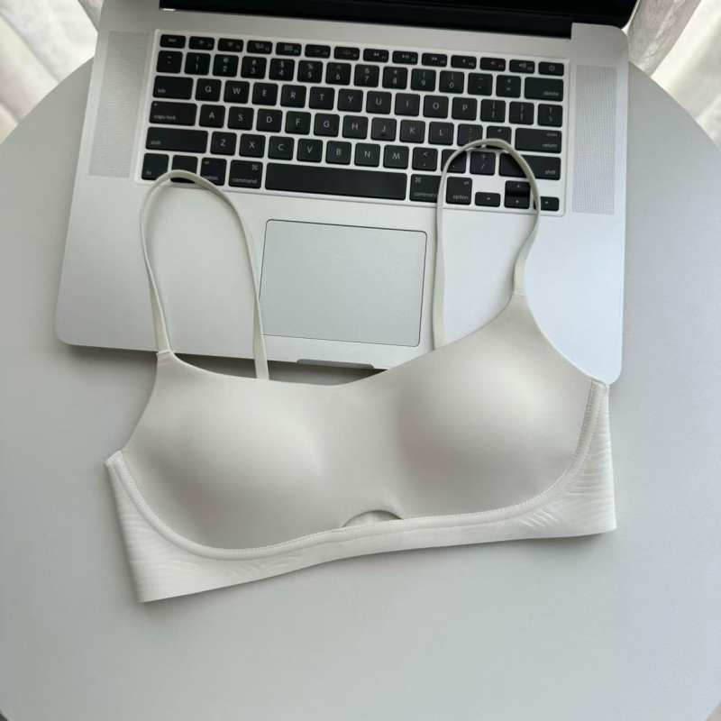 Be siūlių, kvėpuojanti iš nailono; plonas formuojamas kaušelis; fiksuotos dvigubo petnešėlės; užpakalinė dviejų eilių sagtelė; pamušalas iš poliesterio.