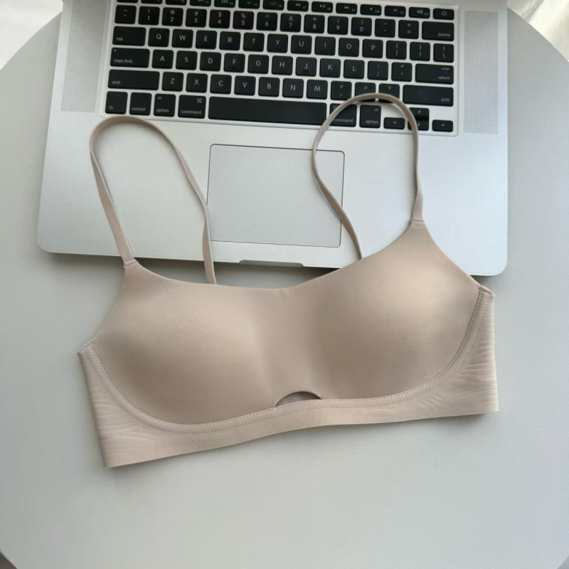 Be siūlių, kvėpuojanti iš nailono; plonas formuojamas kaušelis; fiksuotos dvigubo petnešėlės; užpakalinė dviejų eilių sagtelė; pamušalas iš poliesterio.