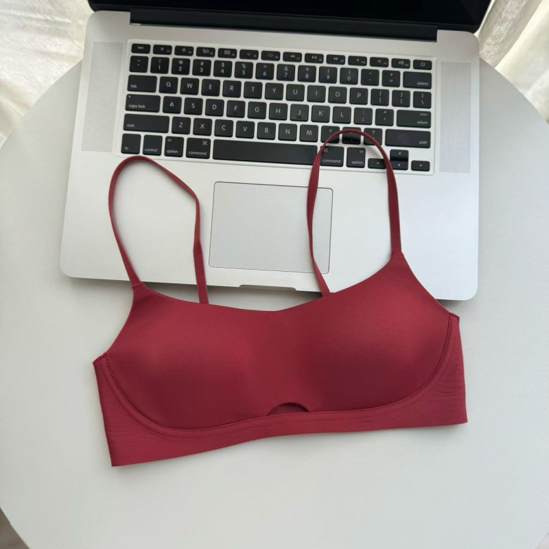 Be siūlių, kvėpuojanti iš nailono; plonas formuojamas kaušelis; fiksuotos dvigubo petnešėlės; užpakalinė dviejų eilių sagtelė; pamušalas iš poliesterio.