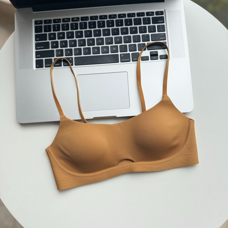 Be siūlių, kvėpuojanti iš nailono; plonas formuojamas kaušelis; fiksuotos dvigubo petnešėlės; užpakalinė dviejų eilių sagtelė; pamušalas iš poliesterio.