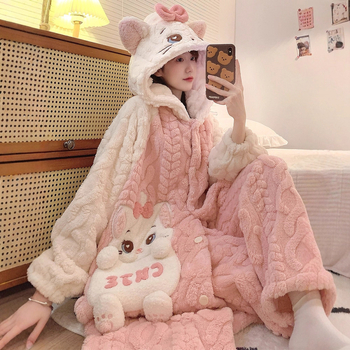 Naiste korallfliisi ööriiete komplekt talveks, kapuutsiga pikkade varrukatega püksid; polüester 90–95%.