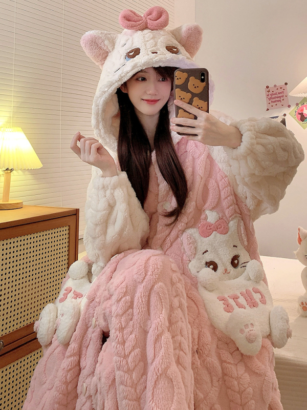 Naiste korallfliisi ööriiete komplekt talveks, kapuutsiga pikkade varrukatega püksid; polüester 90–95%.