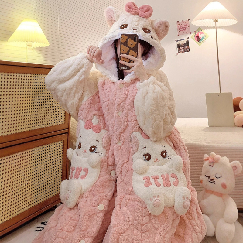 Naiste korallfliisi ööriiete komplekt talveks, kapuutsiga pikkade varrukatega püksid; polüester 90–95%.