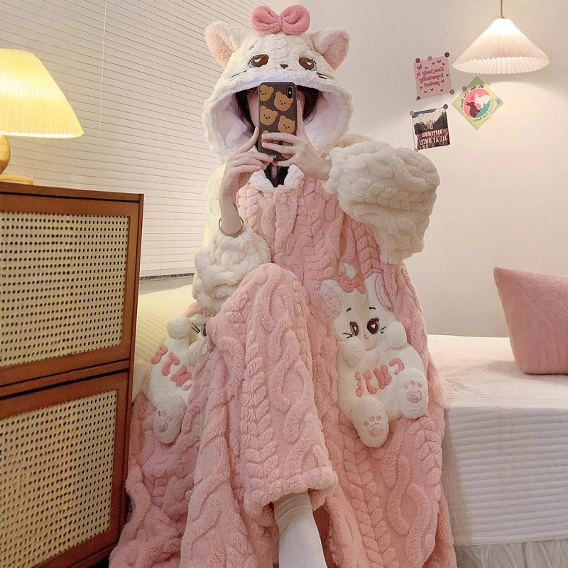 Naiste korallfliisi ööriiete komplekt talveks, kapuutsiga pikkade varrukatega püksid; polüester 90–95%.