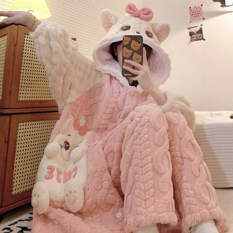 Naiste korallfliisi ööriiete komplekt talveks, kapuutsiga pikkade varrukatega püksid; polüester 90–95%.