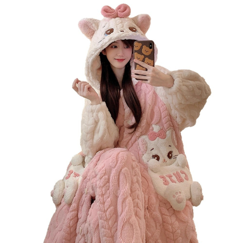 Naiste korallfliisi ööriiete komplekt talveks, kapuutsiga pikkade varrukatega püksid; polüester 90–95%.