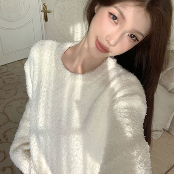 Set pidžama od polu-velura – okrugli izrez, dugi rukavi, minimalisticki stil, debeli materijal, topao i udoban za dom i vani