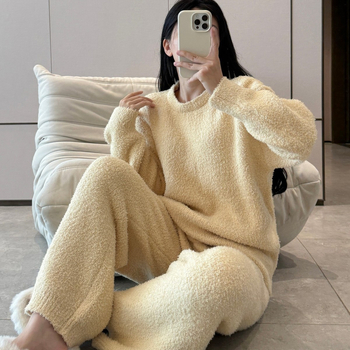 Set pidžama od polu-velura – okrugli izrez, dugi rukavi, minimalisticki stil, debeli materijal, topao i udoban za dom i vani