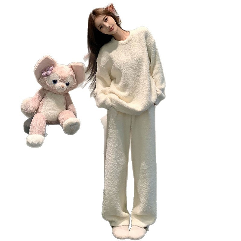 Set pidžama od polu-velura – okrugli izrez, dugi rukavi, minimalisticki stil, debeli materijal, topao i udoban za dom i vani