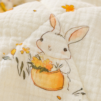 Kūdikių žieminis pledas iš gryno medvilnės audinio, poliesterio įdėklas, svoris 0.55–1.0 kg, tinkamas iki 1 metų, personalizuotas su karikatūriniu atspaudu