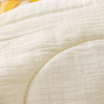 Kūdikių žieminis pledas iš gryno medvilnės audinio, poliesterio įdėklas, svoris 0.55–1.0 kg, tinkamas iki 1 metų, personalizuotas su karikatūriniu atspaudu