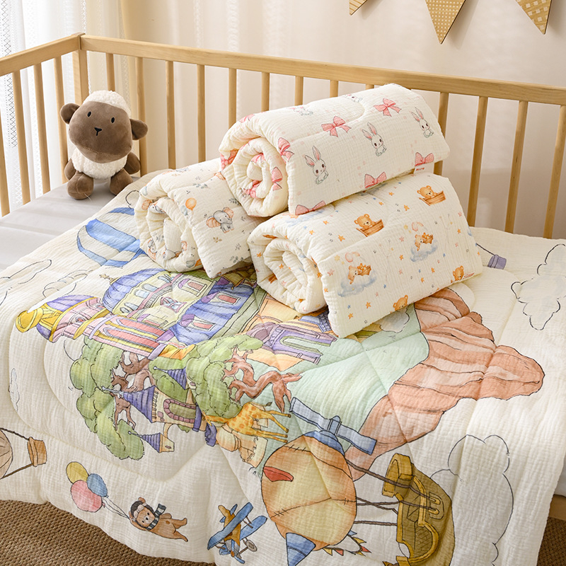 Kūdikių žieminis pledas iš gryno medvilnės audinio, poliesterio įdėklas, svoris 0.55–1.0 kg, tinkamas iki 1 metų, personalizuotas su karikatūriniu atspaudu