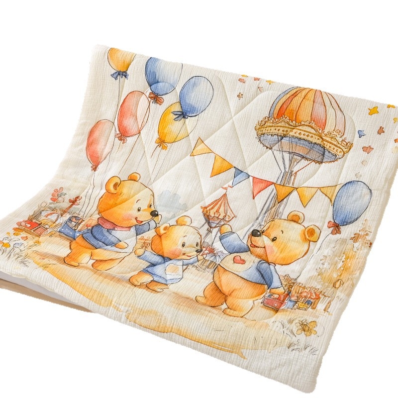 Kūdikių žieminis pledas iš gryno medvilnės audinio, poliesterio įdėklas, svoris 0.55–1.0 kg, tinkamas iki 1 metų, personalizuotas su karikatūriniu atspaudu