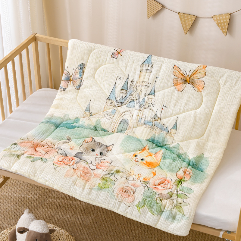 Kūdikių žieminis pledas iš gryno medvilnės audinio, poliesterio įdėklas, svoris 0.55–1.0 kg, tinkamas iki 1 metų, personalizuotas su karikatūriniu atspaudu