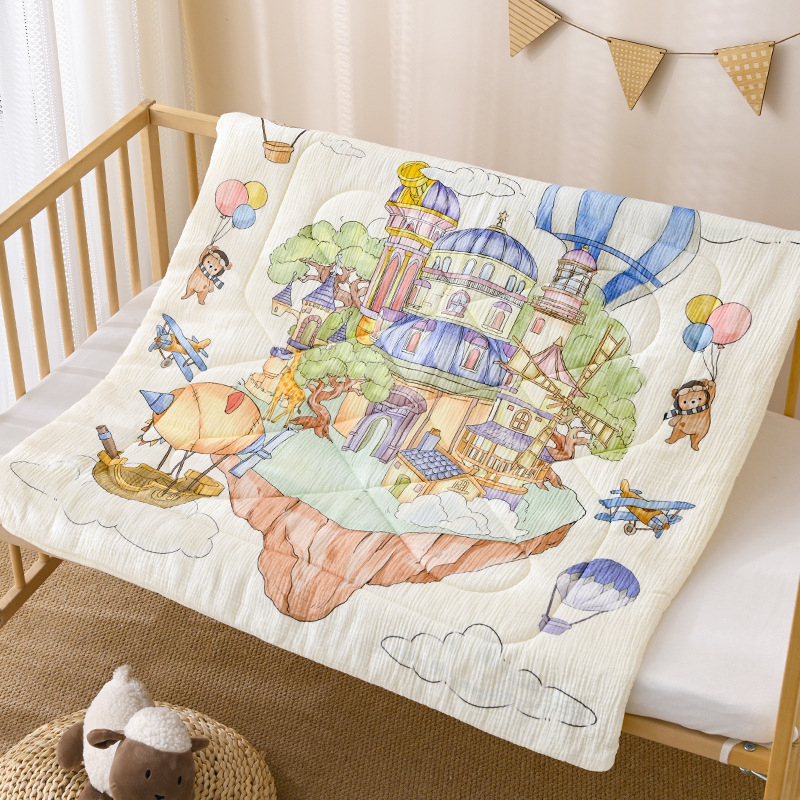 Kūdikių žieminis pledas iš gryno medvilnės audinio, poliesterio įdėklas, svoris 0.55–1.0 kg, tinkamas iki 1 metų, personalizuotas su karikatūriniu atspaudu