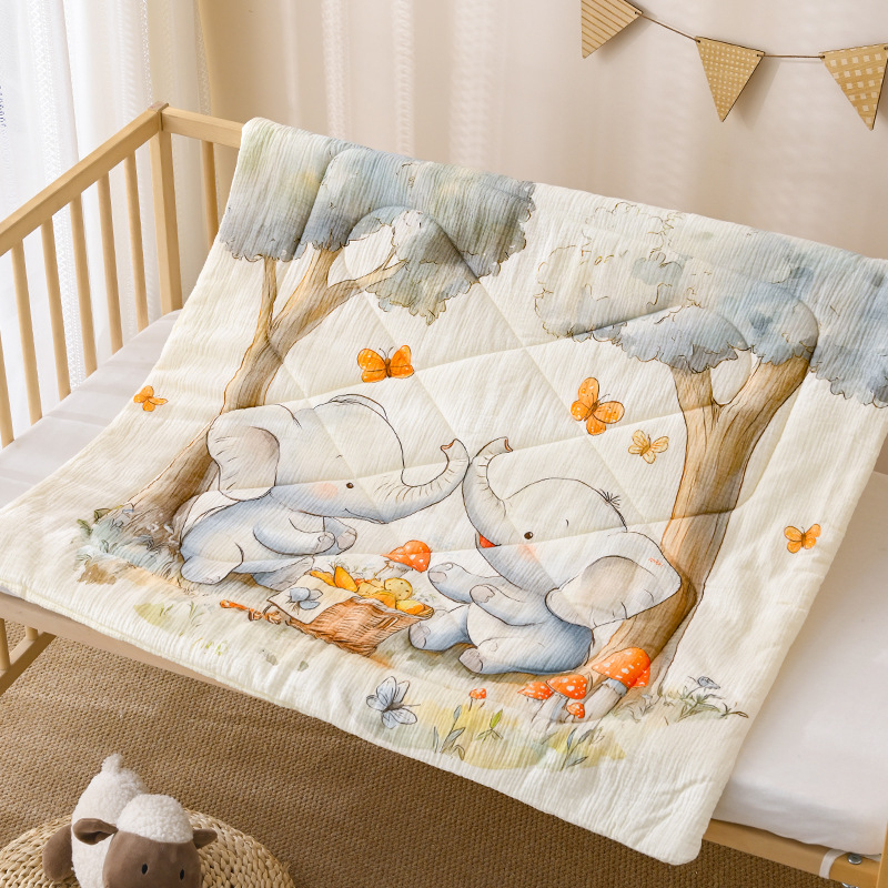 Kūdikių žieminis pledas iš gryno medvilnės audinio, poliesterio įdėklas, svoris 0.55–1.0 kg, tinkamas iki 1 metų, personalizuotas su karikatūriniu atspaudu