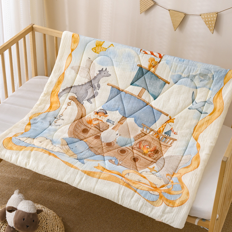 Kūdikių žieminis pledas iš gryno medvilnės audinio, poliesterio įdėklas, svoris 0.55–1.0 kg, tinkamas iki 1 metų, personalizuotas su karikatūriniu atspaudu