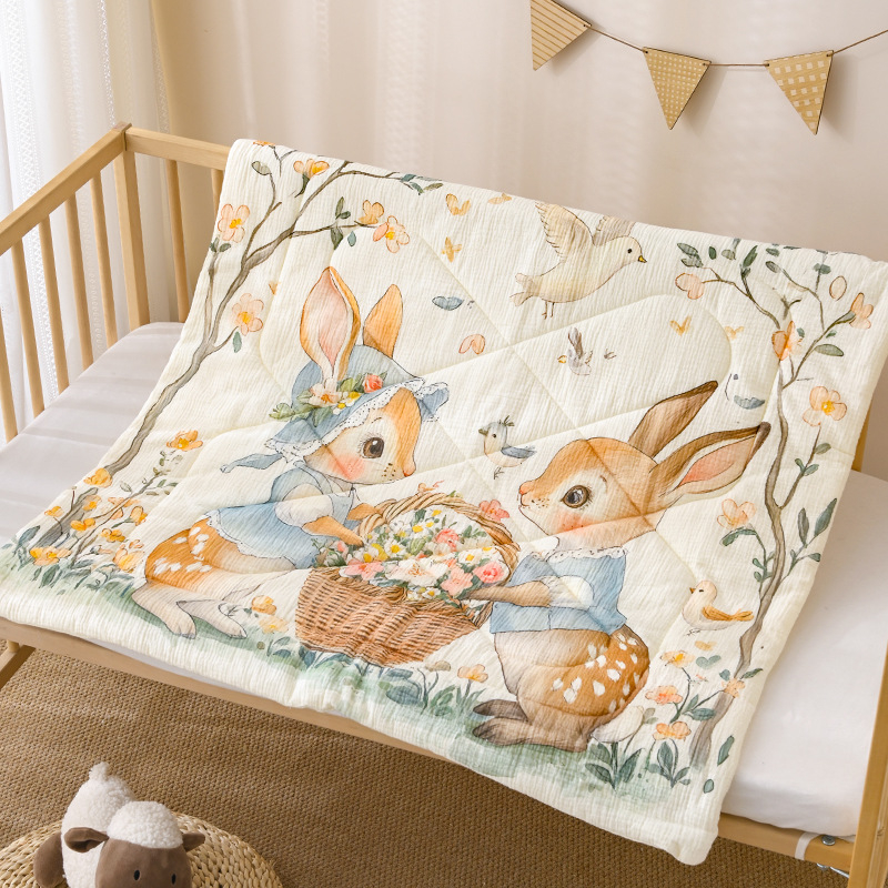 Kūdikių žieminis pledas iš gryno medvilnės audinio, poliesterio įdėklas, svoris 0.55–1.0 kg, tinkamas iki 1 metų, personalizuotas su karikatūriniu atspaudu