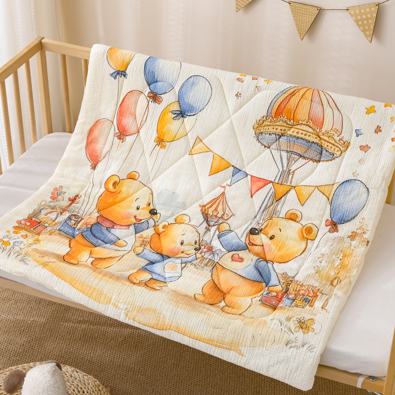 Kūdikių žieminis pledas iš gryno medvilnės audinio, poliesterio įdėklas, svoris 0.55–1.0 kg, tinkamas iki 1 metų, personalizuotas su karikatūriniu atspaudu