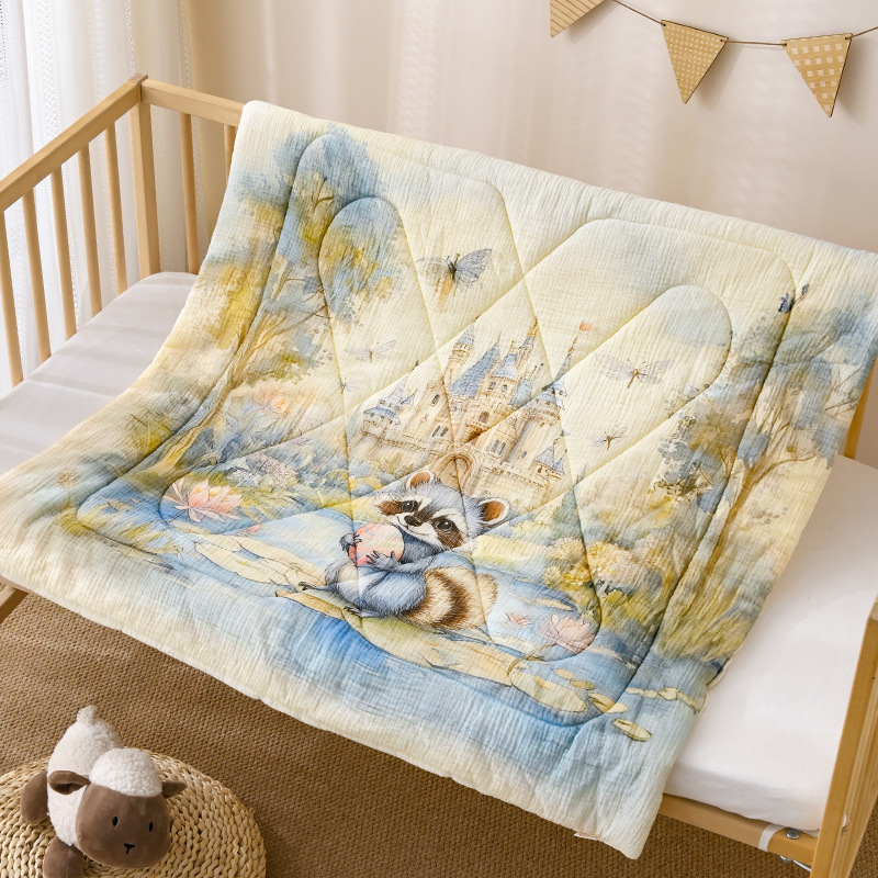 Kūdikių žieminis pledas iš gryno medvilnės audinio, poliesterio įdėklas, svoris 0.55–1.0 kg, tinkamas iki 1 metų, personalizuotas su karikatūriniu atspaudu