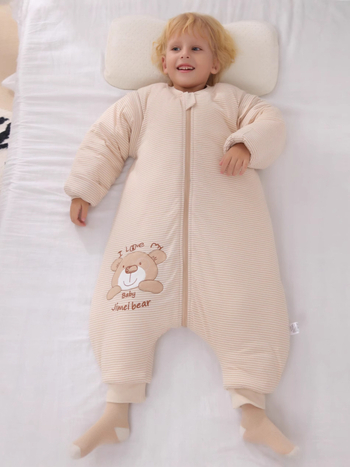 Miegmaišis kūdikiams ir mažiems vaikams – storesnio dizaino, 95% medvilnės audinys, poliesterio užpildas, nuimamos rankovės, metalinis užtrauktukas.