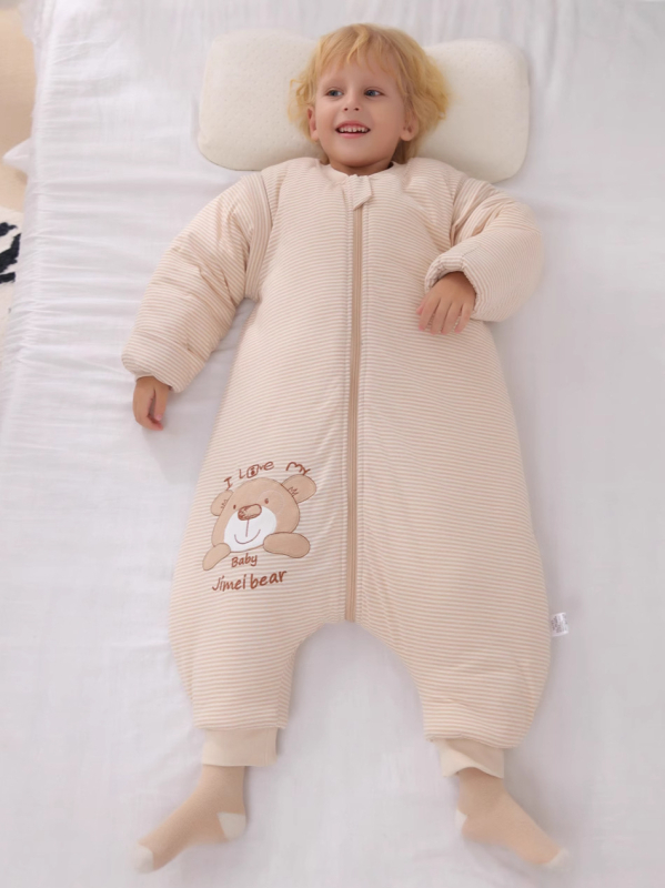 Miegmaišis kūdikiams ir mažiems vaikams – storesnio dizaino, 95% medvilnės audinys, poliesterio užpildas, nuimamos rankovės, metalinis užtrauktukas.