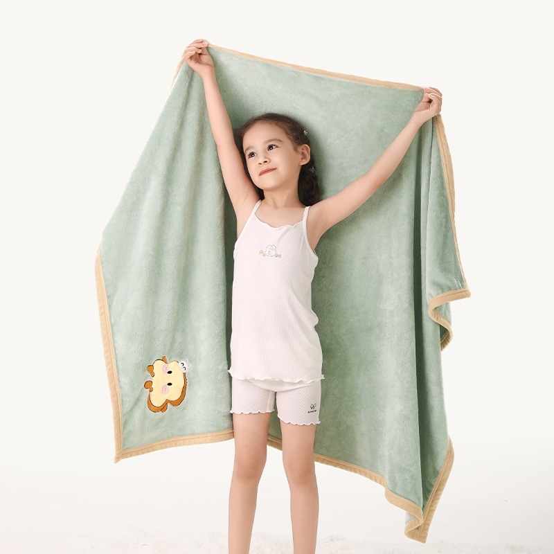 Flanelinė antklodė su logotipo siuvimu, 300–500 g svoris, tinkama visiems metų laikams, vaikams nuo 6 iki 12 metų