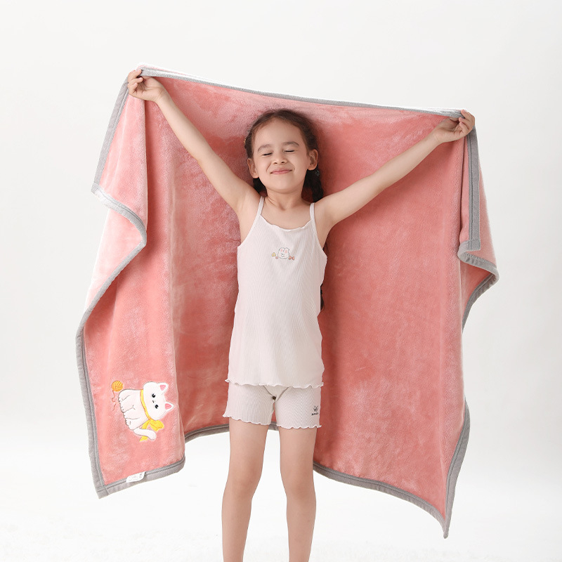 Flanelinė antklodė su logotipo siuvimu, 300–500 g svoris, tinkama visiems metų laikams, vaikams nuo 6 iki 12 metų