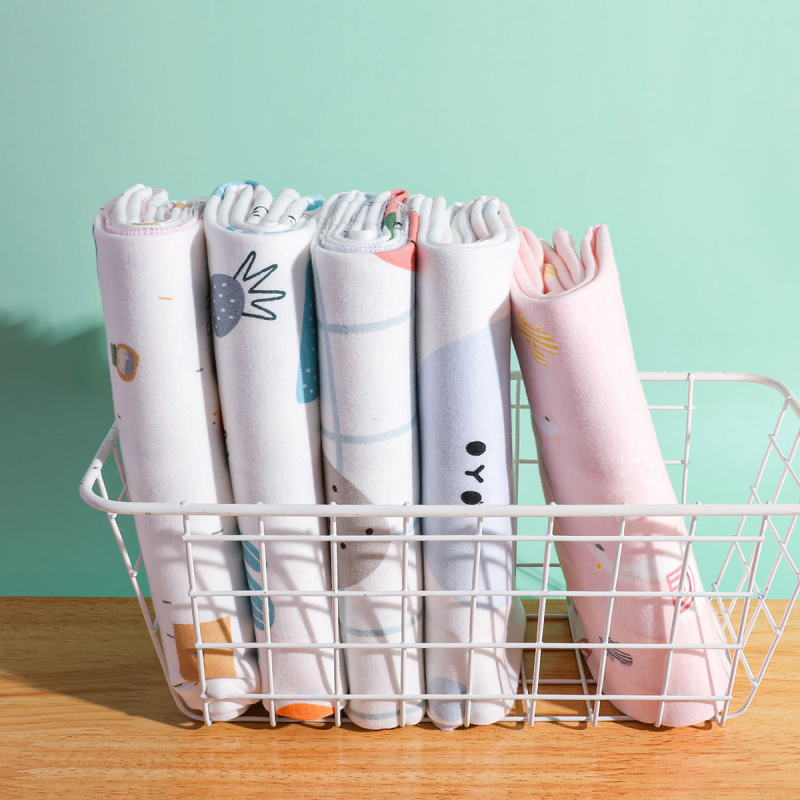 Detská zavinovacia osuška z čistého bavlna (95%+), vhodná pre novorodencov 0–12 mesiacov; vzory: zvieratá, kreslené postavičky, kvety; bezpečnostná trieda A