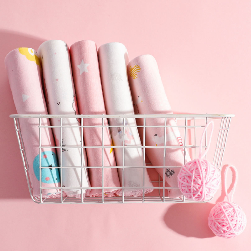 Detská zavinovacia osuška z čistého bavlna (95%+), vhodná pre novorodencov 0–12 mesiacov; vzory: zvieratá, kreslené postavičky, kvety; bezpečnostná trieda A