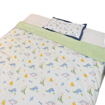 Kūdikio pledas su dvipusiu dizainu, priekinė pusė 100% medvilnė, nugarinė 100% poliesteris, skalbiamas mašinoje, tinkamas visiems metų laikams, nuo naujagimio iki 6 metų.