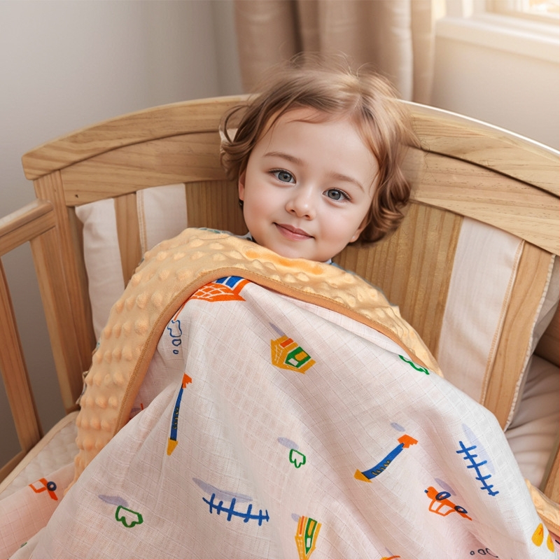 Kūdikio pledas su dvipusiu dizainu, priekinė pusė 100% medvilnė, nugarinė 100% poliesteris, skalbiamas mašinoje, tinkamas visiems metų laikams, nuo naujagimio iki 6 metų.