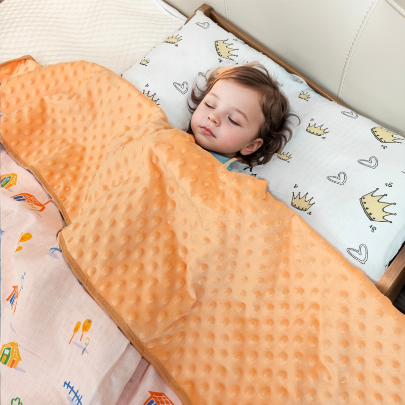 Kūdikio pledas su dvipusiu dizainu, priekinė pusė 100% medvilnė, nugarinė 100% poliesteris, skalbiamas mašinoje, tinkamas visiems metų laikams, nuo naujagimio iki 6 metų.