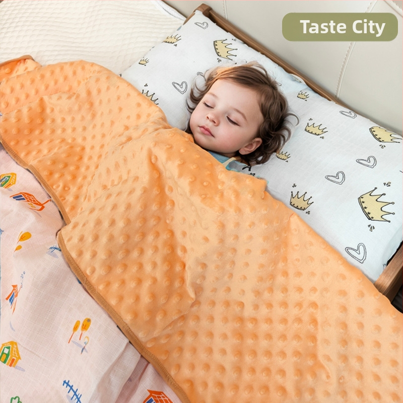 Kūdikio pledas su dvipusiu dizainu, priekinė pusė 100% medvilnė, nugarinė 100% poliesteris, skalbiamas mašinoje, tinkamas visiems metų laikams, nuo naujagimio iki 6 metų.