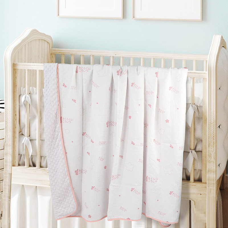 Kūdikio pledas su dvipusiu dizainu, priekinė pusė 100% medvilnė, nugarinė 100% poliesteris, skalbiamas mašinoje, tinkamas visiems metų laikams, nuo naujagimio iki 6 metų.