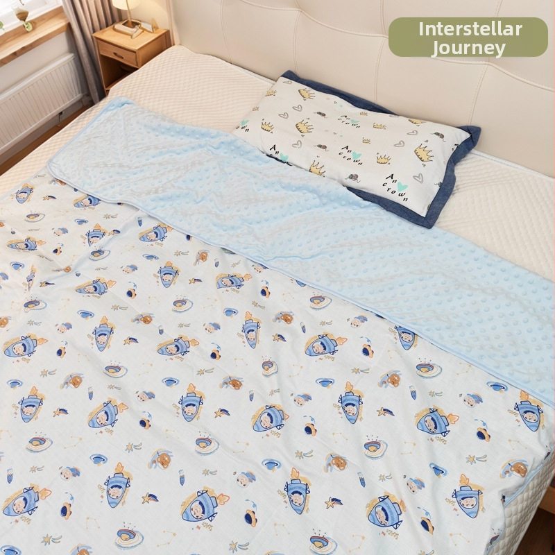 Kūdikio pledas su dvipusiu dizainu, priekinė pusė 100% medvilnė, nugarinė 100% poliesteris, skalbiamas mašinoje, tinkamas visiems metų laikams, nuo naujagimio iki 6 metų.