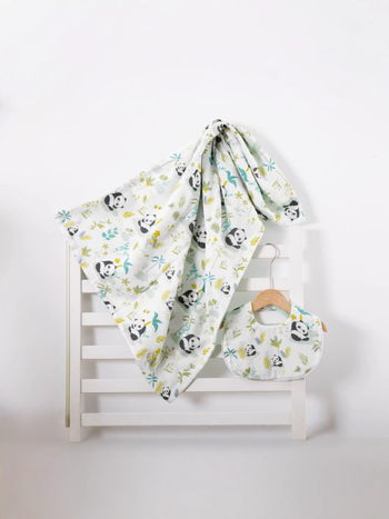 Sofos pledas — 70% bambuko pluošto, 30% medvilnės; kūdikiams; tinkamas vasarai, pavasariui ir rudeniui; raštai: gyvūnai, animaciniai personažai, gėlės