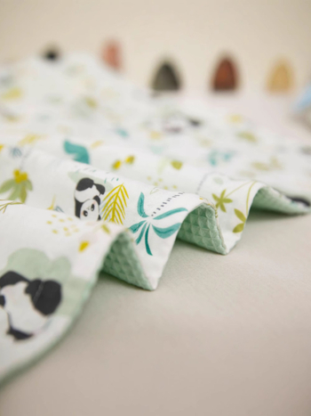 Sofos pledas — 70% bambuko pluošto, 30% medvilnės; kūdikiams; tinkamas vasarai, pavasariui ir rudeniui; raštai: gyvūnai, animaciniai personažai, gėlės