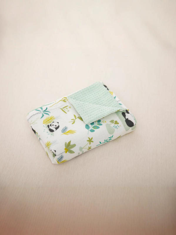 Sofos pledas — 70% bambuko pluošto, 30% medvilnės; kūdikiams; tinkamas vasarai, pavasariui ir rudeniui; raštai: gyvūnai, animaciniai personažai, gėlės