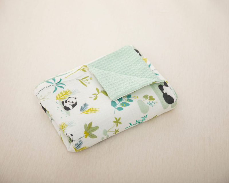 Sofos pledas — 70% bambuko pluošto, 30% medvilnės; kūdikiams; tinkamas vasarai, pavasariui ir rudeniui; raštai: gyvūnai, animaciniai personažai, gėlės