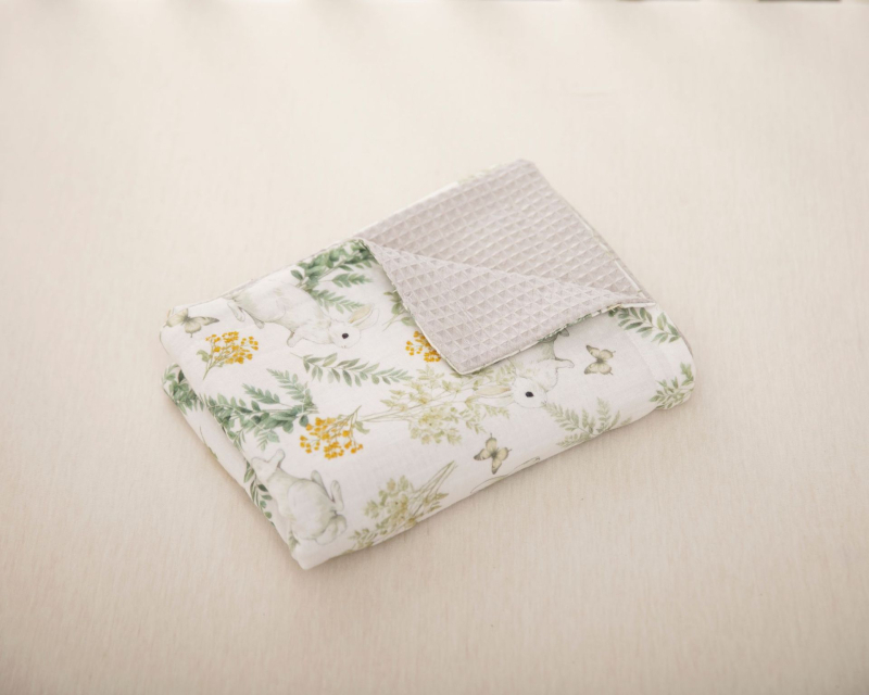 Sofos pledas — 70% bambuko pluošto, 30% medvilnės; kūdikiams; tinkamas vasarai, pavasariui ir rudeniui; raštai: gyvūnai, animaciniai personažai, gėlės