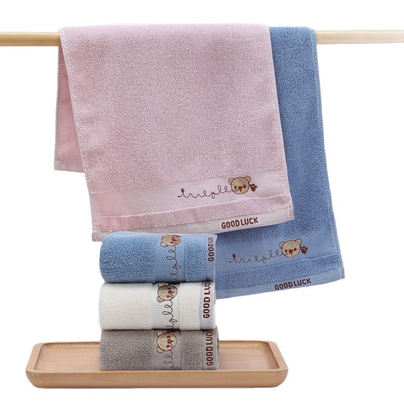 Kūdikių ir vaikų medvilninis rankšluostis su minkštu siuvinėjimu, sugeriantis rankšluostis veidui ir plaukams – gryna medvilnė, 32s siūlai, siuvinėjimas, paprasta pynė, 50–80 g