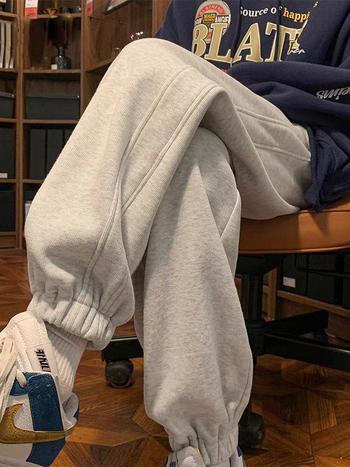 Muške jogger hlače za sport i opušteno nošenje (100% poliester, srednji pojas, šnira za zatvaranje, više džepova, uski završeci pri gležnjevima)