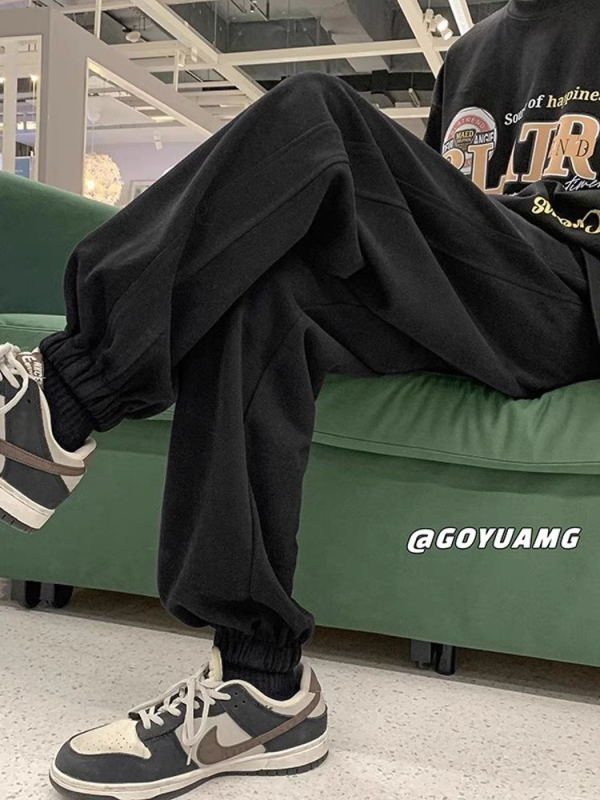 Muške jogger hlače za sport i opušteno nošenje (100% poliester, srednji pojas, šnira za zatvaranje, više džepova, uski završeci pri gležnjevima)